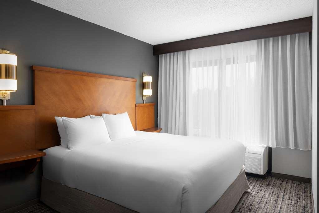 Hyatt Place Sterling Dulles Airport North Room photo